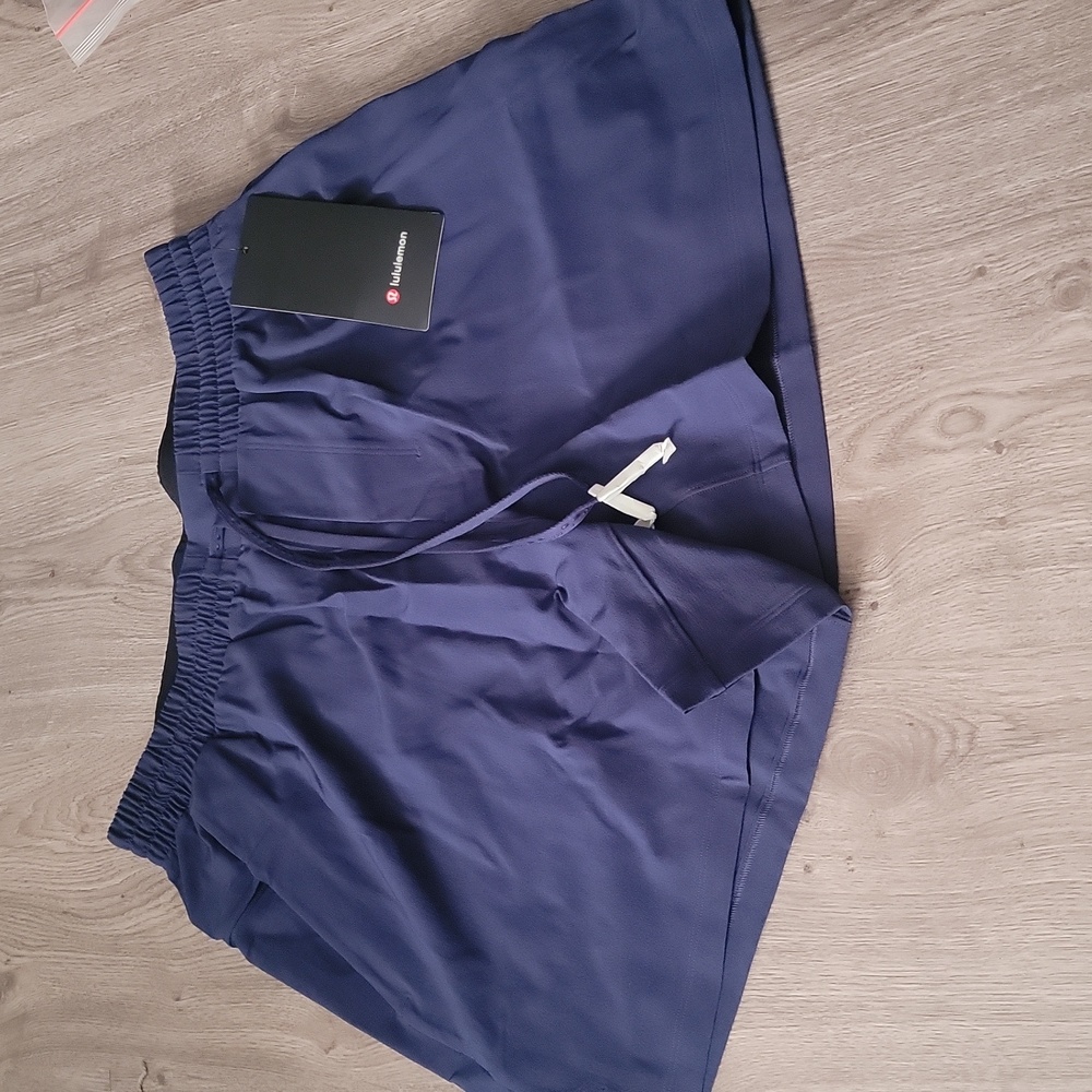 Lululemon pool short 5". Med